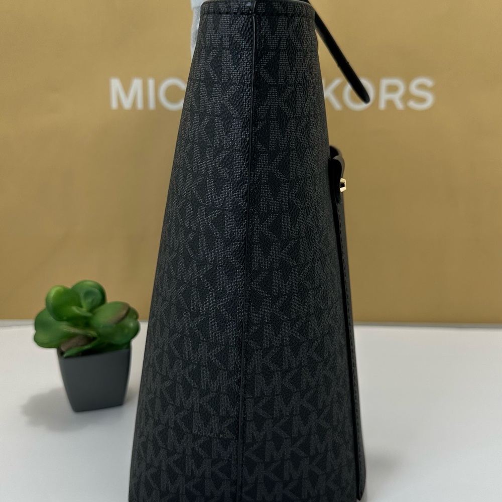 Michael Kors Purse - Picture 5 of 11